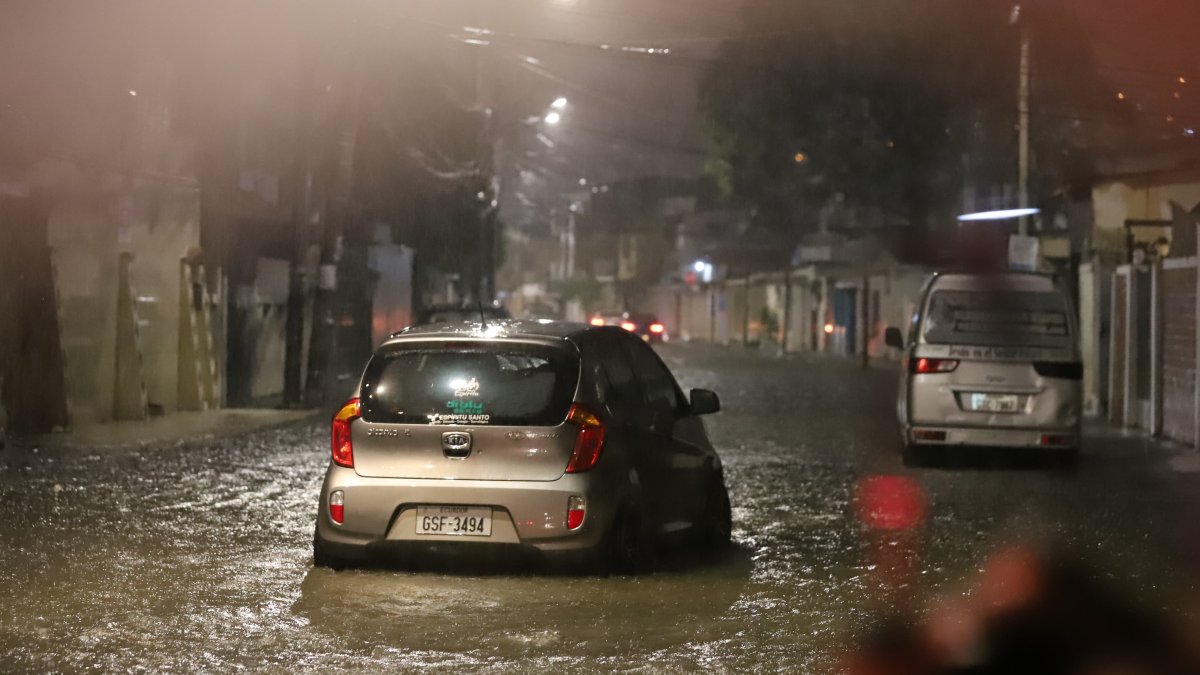 Auto estancado en Guayaquil debido a la acumulación de agua por las intensas lluvias de marzo 2025.