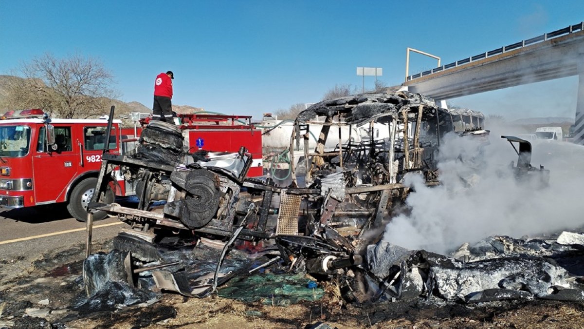La escena de una colisión entre un tractocamión y un autobús de pasajeros en Velardena, estado de Durango, México, el 10 de marzo de 2025.