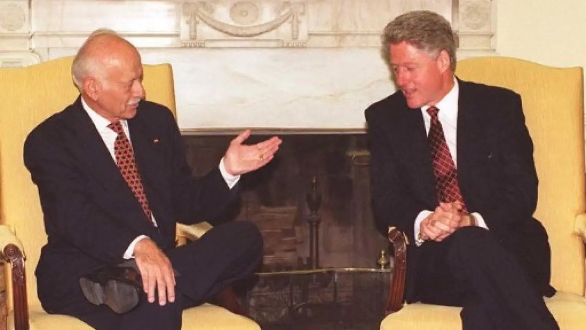 El expresidente de Ecuador Sixto Durán Ballén (+) y el expresidente de EE.UU. Bill Clinton.