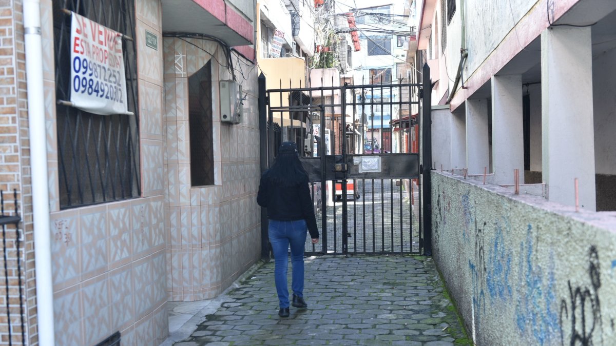 Solanda se caracteriza por tener cientos de pasajes y en cada uno los vecinos instalaron puertas.