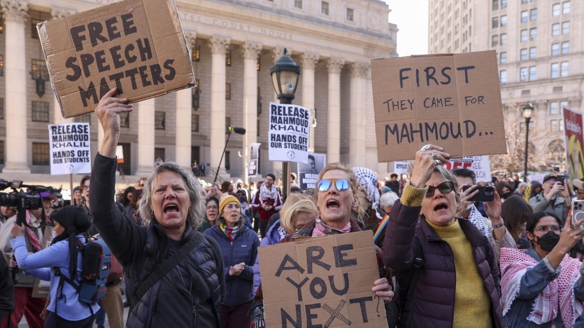La gente se reúne en Foley Square, cerca de una oficina de Inmigración y Control de Aduanas de Estados Unidos, para protestar por el reciente arresto del graduado de la Universidad de Columbia.