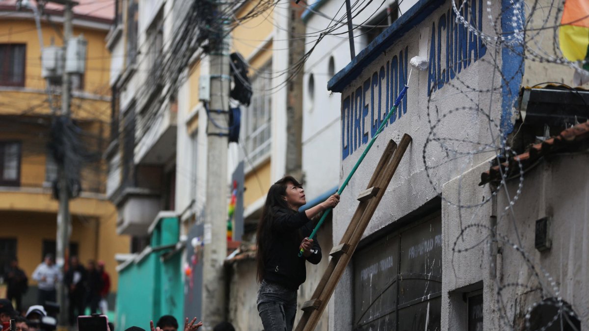 Simpatizantes del expresidente de Bolivia Evo Morales intentan ingresar a la sede del Movimiento al Socialismo (MAS).