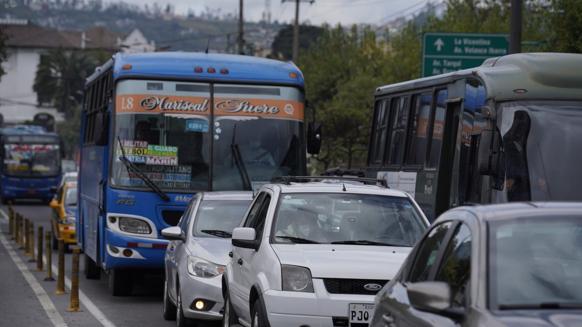 Según datos de la Secretaría de Movilidad, los quiteños pierden casi tres días al año en atascos vehiculares.