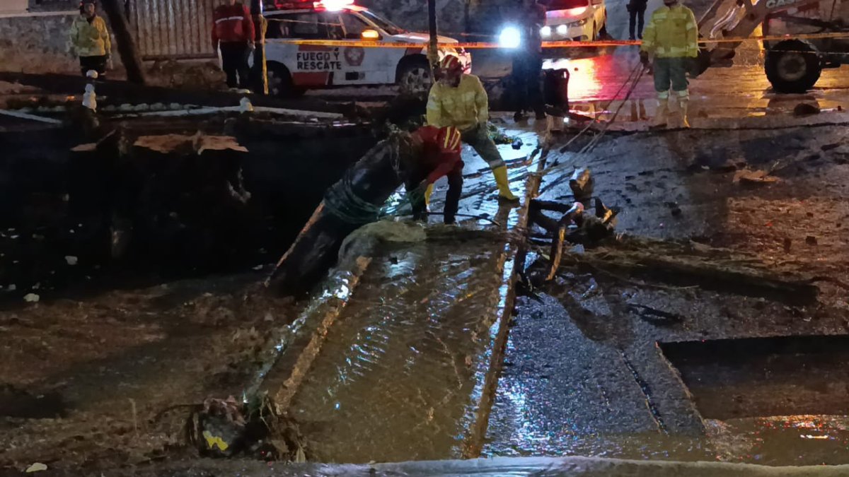 Bomberos retiran agua con la ayuda de bombas de succión en Loja.