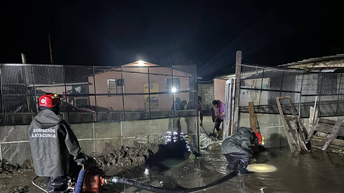 Los bomberos están atentos para actuar en el caso de emergencia.