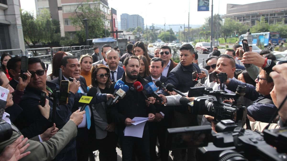 Bancada oficialista presentó tres denuncias en la Fiscalía.