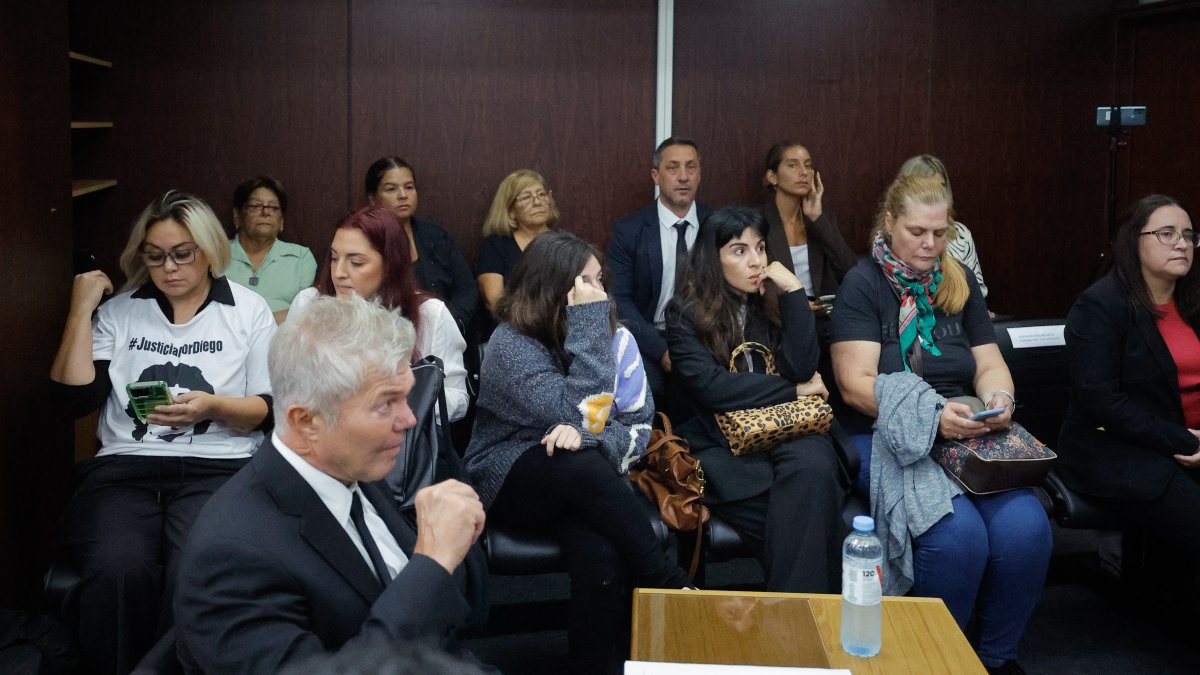 Dalma (c) y Giannina Maradona (3-d), hijas de Diego Armando Maradona junto a otros familiares en los tribunales de San Isidro en Buenos Aires.