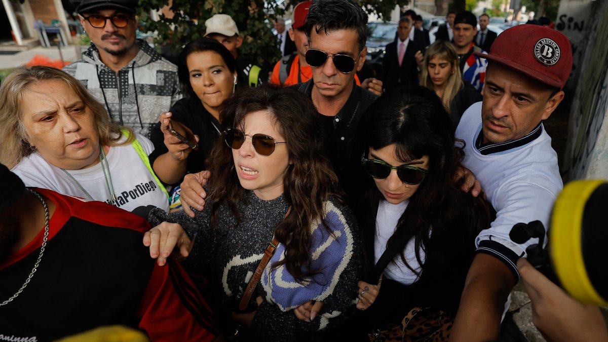 Dalma (c) y Giannina Maradona (c-d), hijas de Diego Armando Maradona llegando este martes 11 de marzo a los tribunales de San Isidro en Buenos Aires, Argentina.