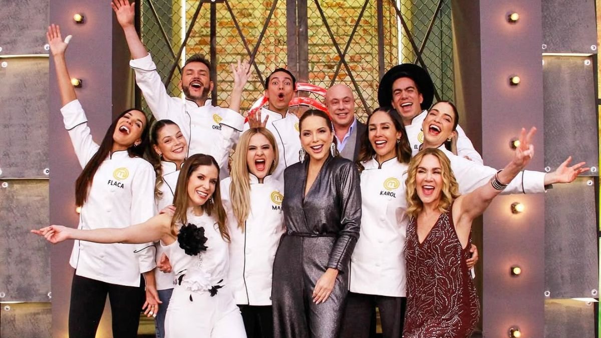 El top 8 de MasterChef Celebrity 2 junto al jurado y la conductora.