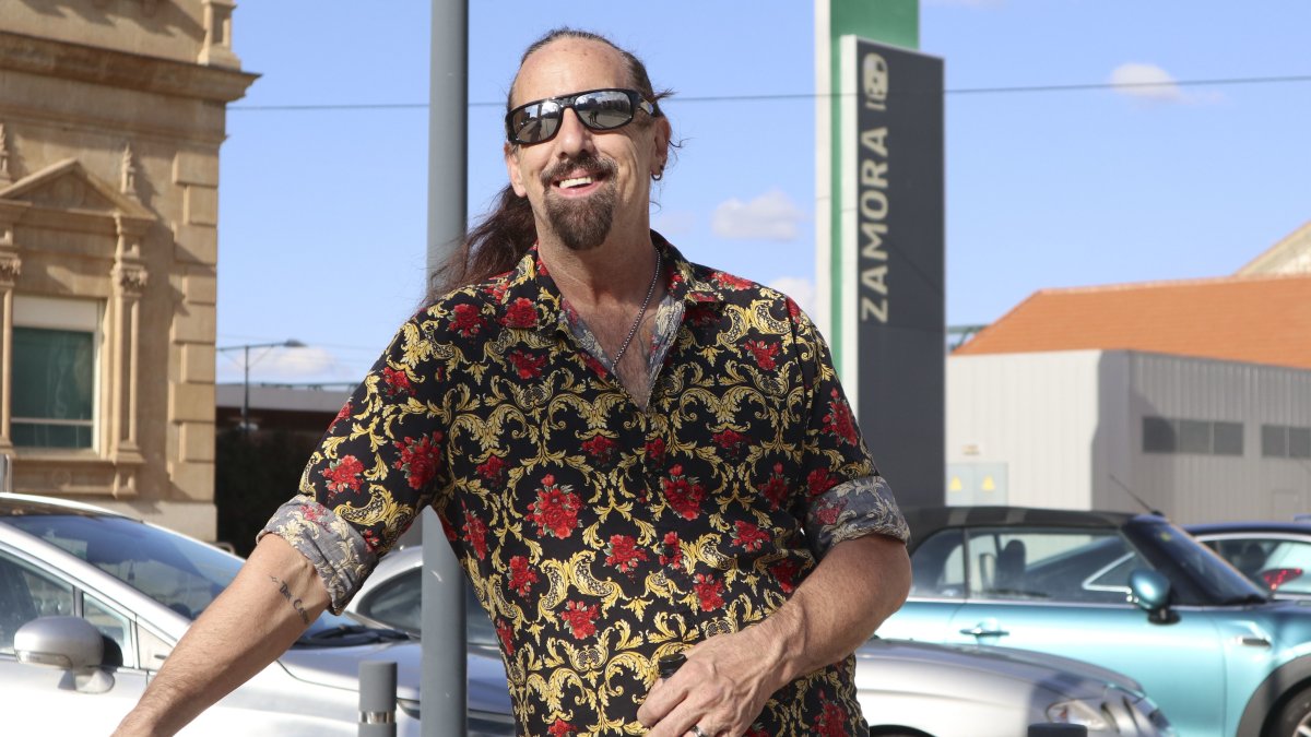  Jason Lee Beckwith de Estaods Unidos compra un pueblo deshabitado en España.