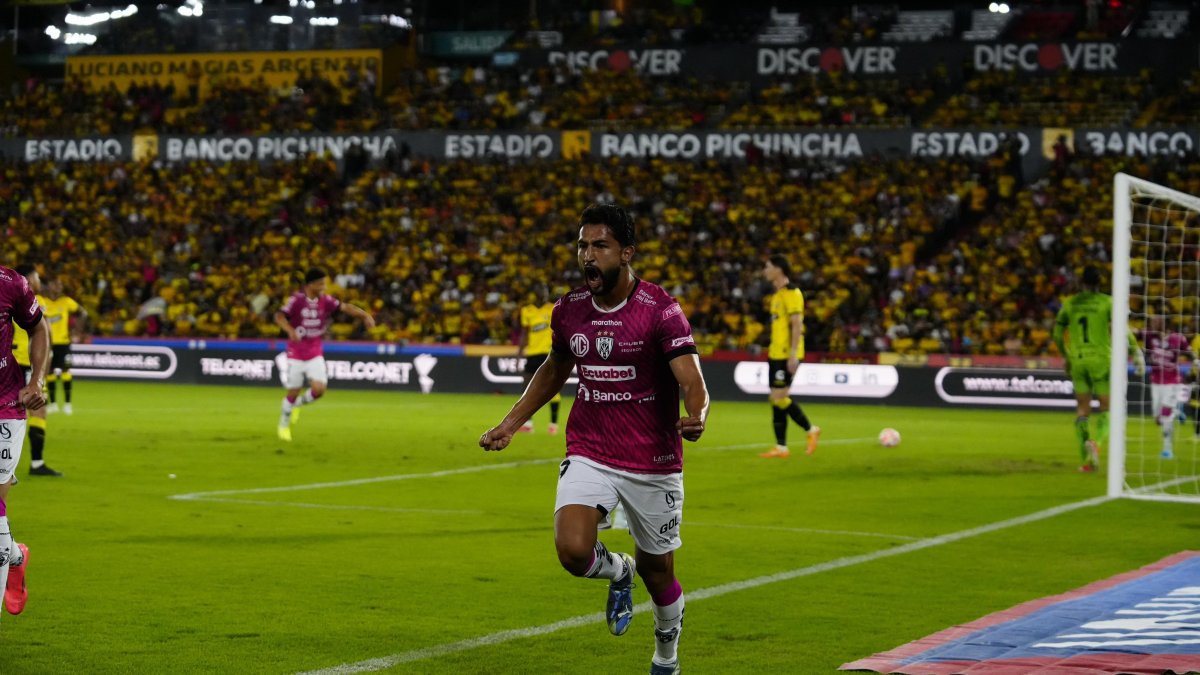 Jeison Medina marcó tres goles en el triunfo de los rayados sobre Barcelona.