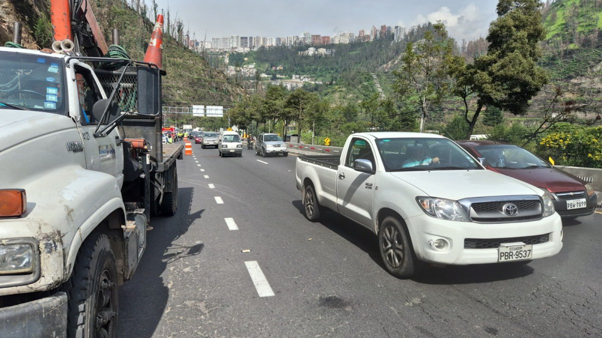 Los conductores reportaron que se generó congestión en la av. Simón Bolívar, en horas pico, por los trabajos en un talud.