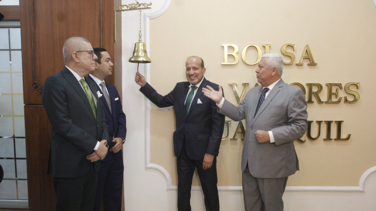 El gerente de Banco Comercial Manabí hizo el tradicional toque de campana.