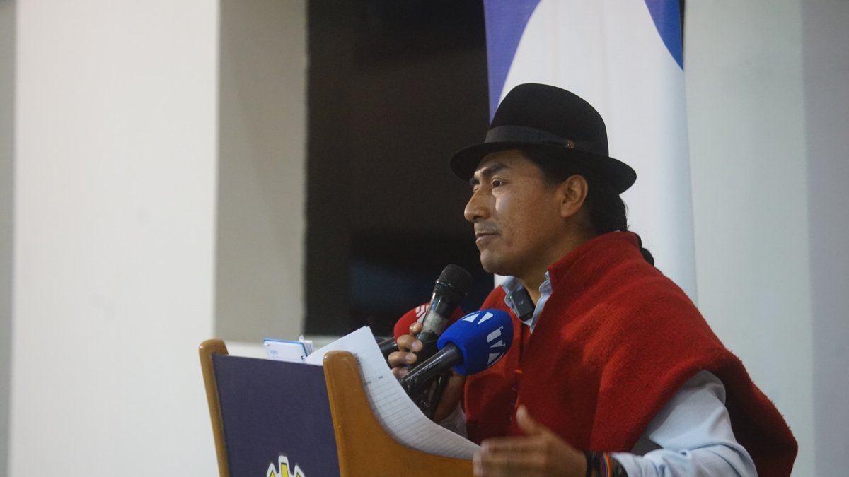 El líder de la Conaie, Leonidas Iza, se dirige a los presentes.