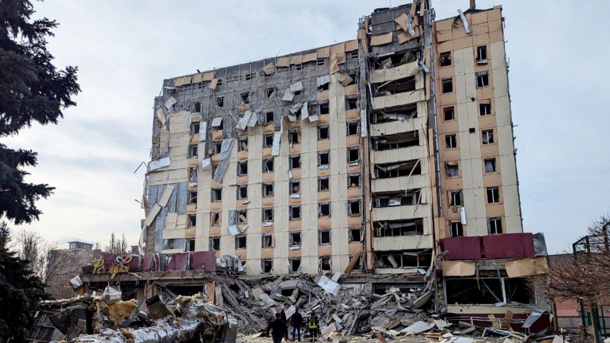 Un edificio destruido en el lugar de un ataque en Kryvyi Rig, en medio de la invasión rusa de Ucrania.