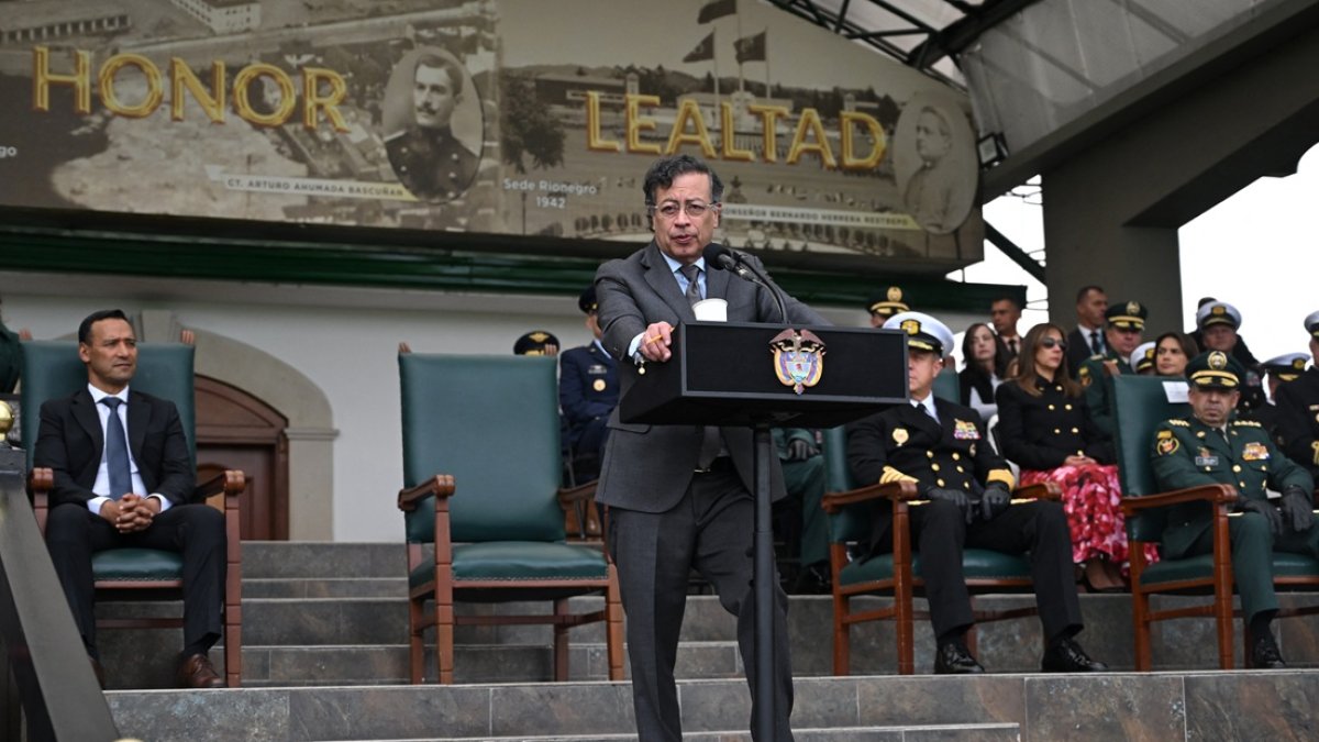 El presidente Gustavo Petro, pronuncia discurso frente al nuevo ministro de Defensa, Pedro Sánchez (izq.), durante una ceremonia en la Escuela Militar de Cadetes