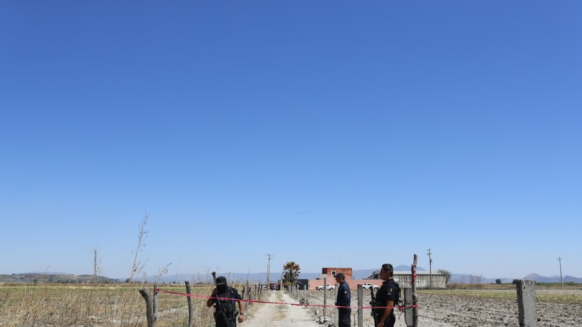 Un agente de la fiscalía estatal resguarda el Rancho Izaguirre este martes, en Teuchitlán (México).