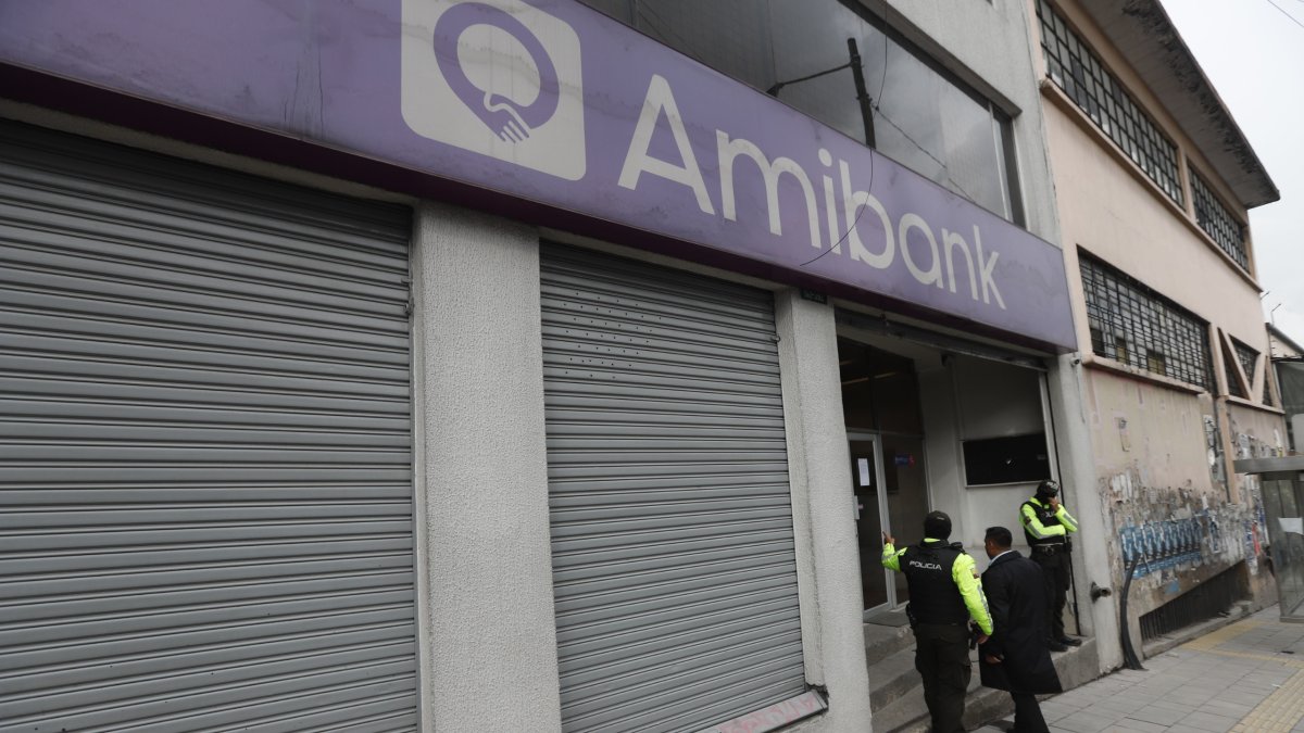 La institución se mantiene resguardada, tras el anuncio de cese de operaciones.