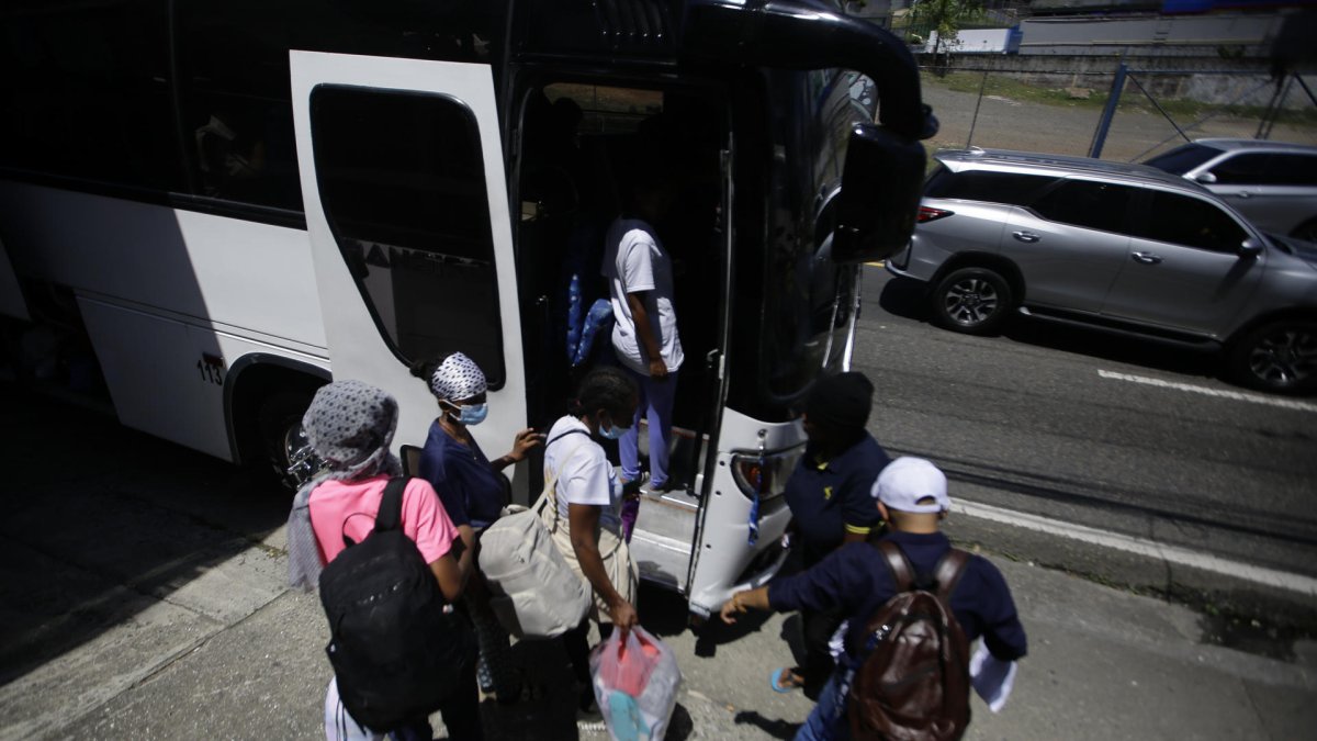 Migrantes se preparan para subir a un bus este martes, en Ciudad de Panamá.