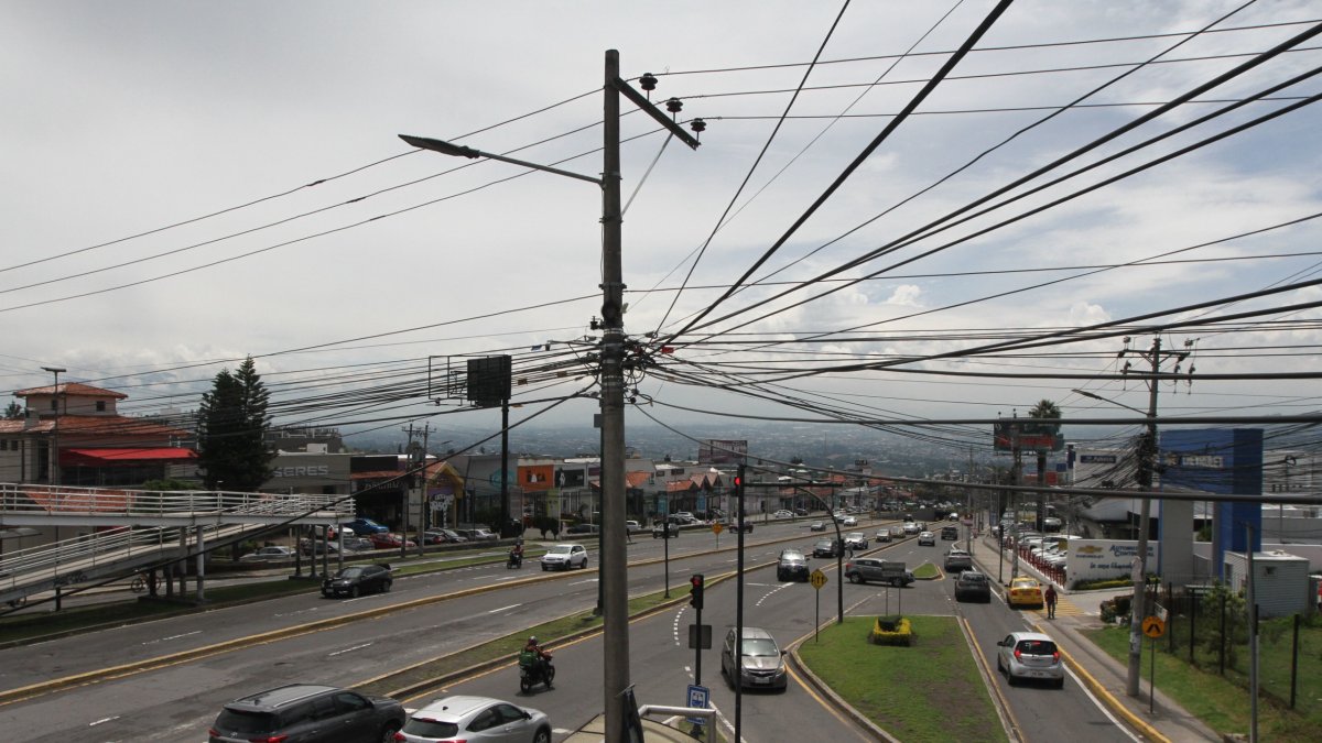 Este es el panorama que enfrenta Cumbayá, en donde cientos de cables invaden a esta zona del valle.