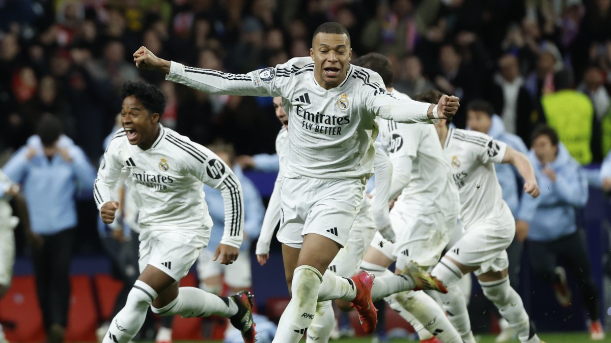 Kylian Mbappé (c) junto al resto de jugadores del Real Madrid corrieron a celebrar la clasificación de Champions