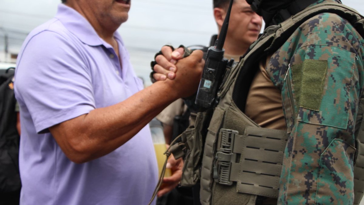 El ciudadano fue llevado a un cuartel policial, para luego ser entregado a su familia.