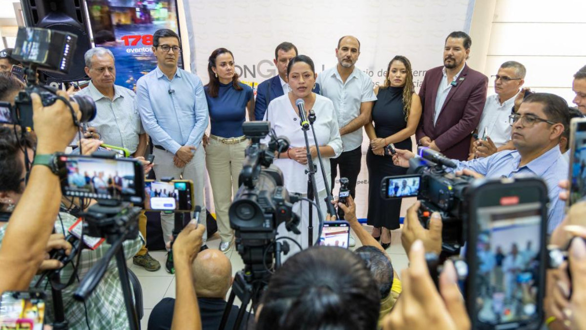 Prefectos de Pichincha, Azuay, Guayas, Imbabura, entre otros, en rueda de prensa, para denunciar no pago de rentas, el 12 de marzo del 2025.