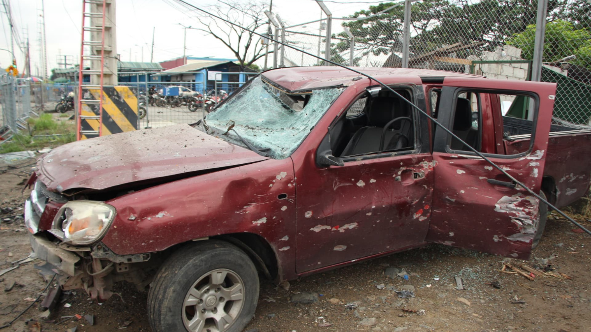 Vehículo afectado en la explosión.