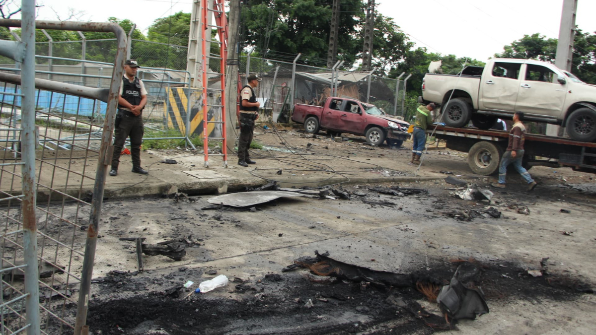Los restos desprendidos de los vehículos quedaron en las cercanías del centro carcelario.