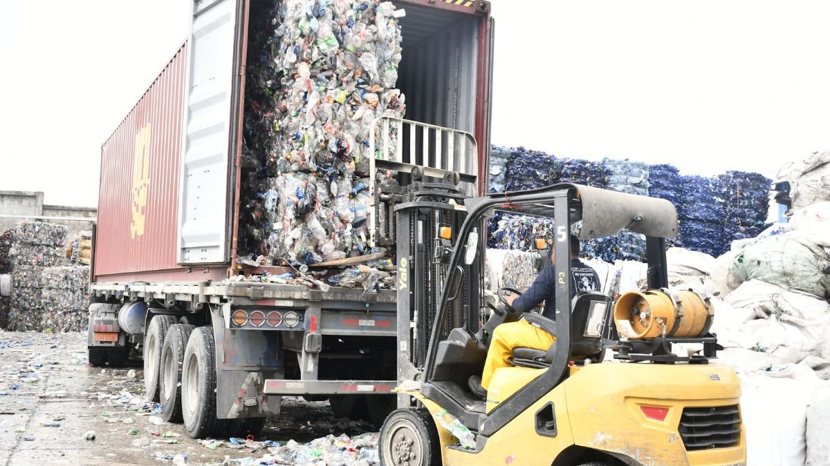 Empresas. Las empresas buscan reciclar materiales para no depender de materia prima, y reinvertir con productos locales.