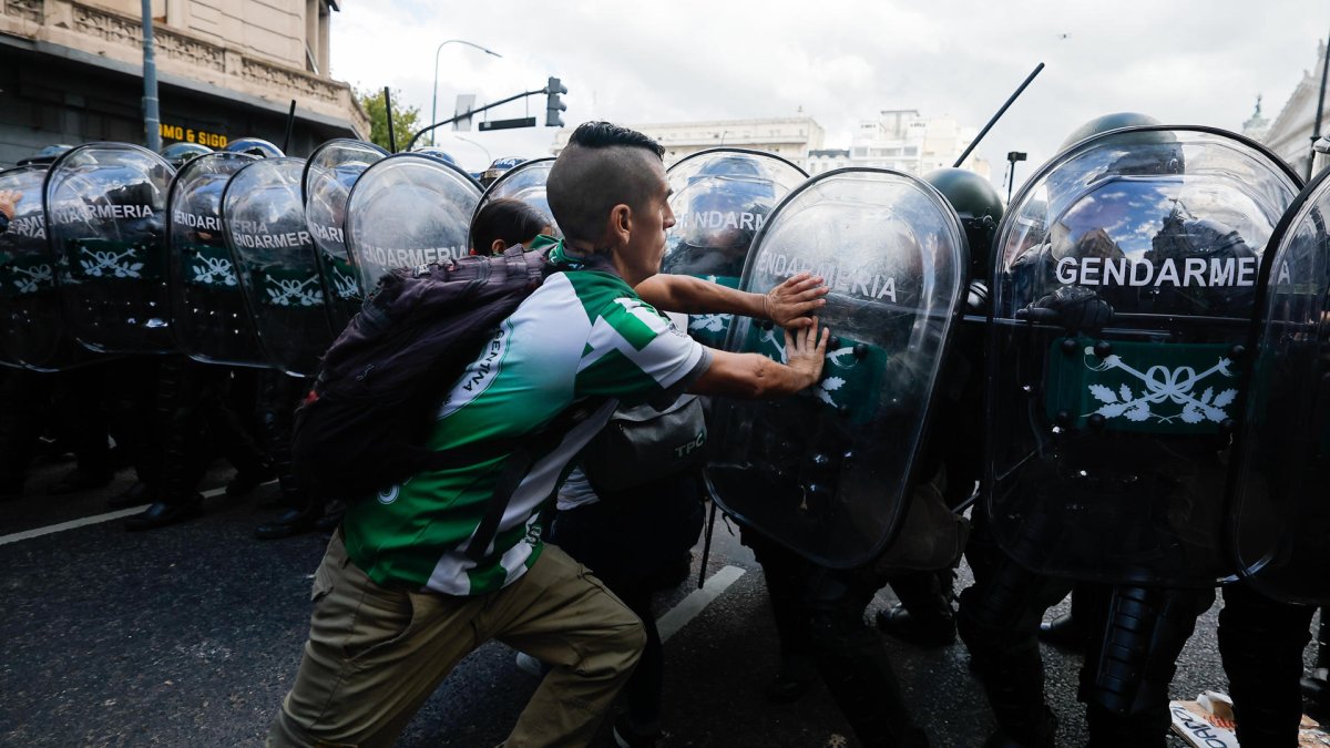 Una persona se enfrenta con miembros de la Gendarmería Nacional este miércoles, durante una manifestación en el Congreso de la Nación en Buenos Aires (Argentina).