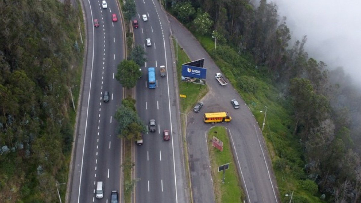 Se registra lluvia y neblina en la avenida Simón Bolívar este 13 de marzo de 2025.
