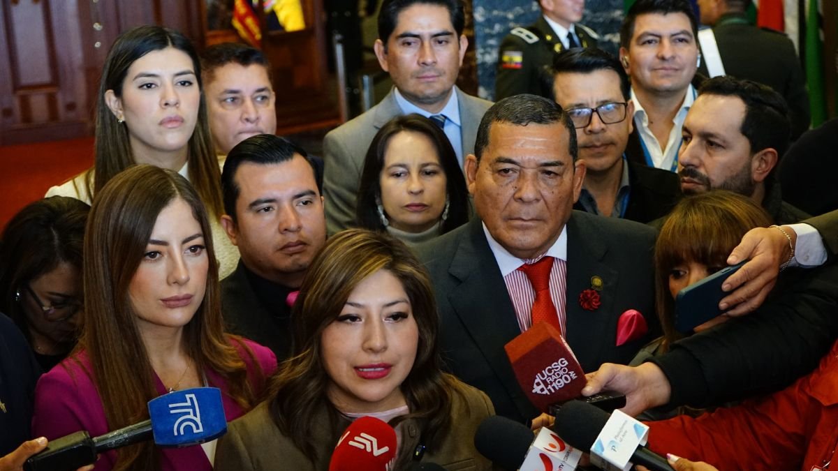 Inés Alarcón, junto a su bancada de ADN, dio declaraciones a la prensa