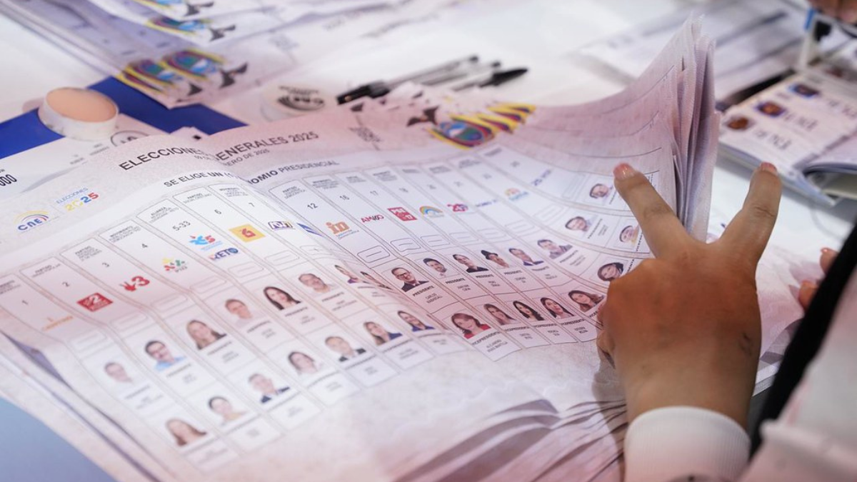 Imagen de conteo de papeletas de votación, tras la primera vuelta 2025.