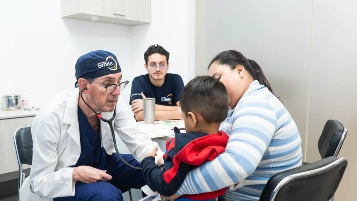 ONG. La Fundación Global Smile Ecuador trabaja dos misiones anuales para atender a infantes con labio leporino.