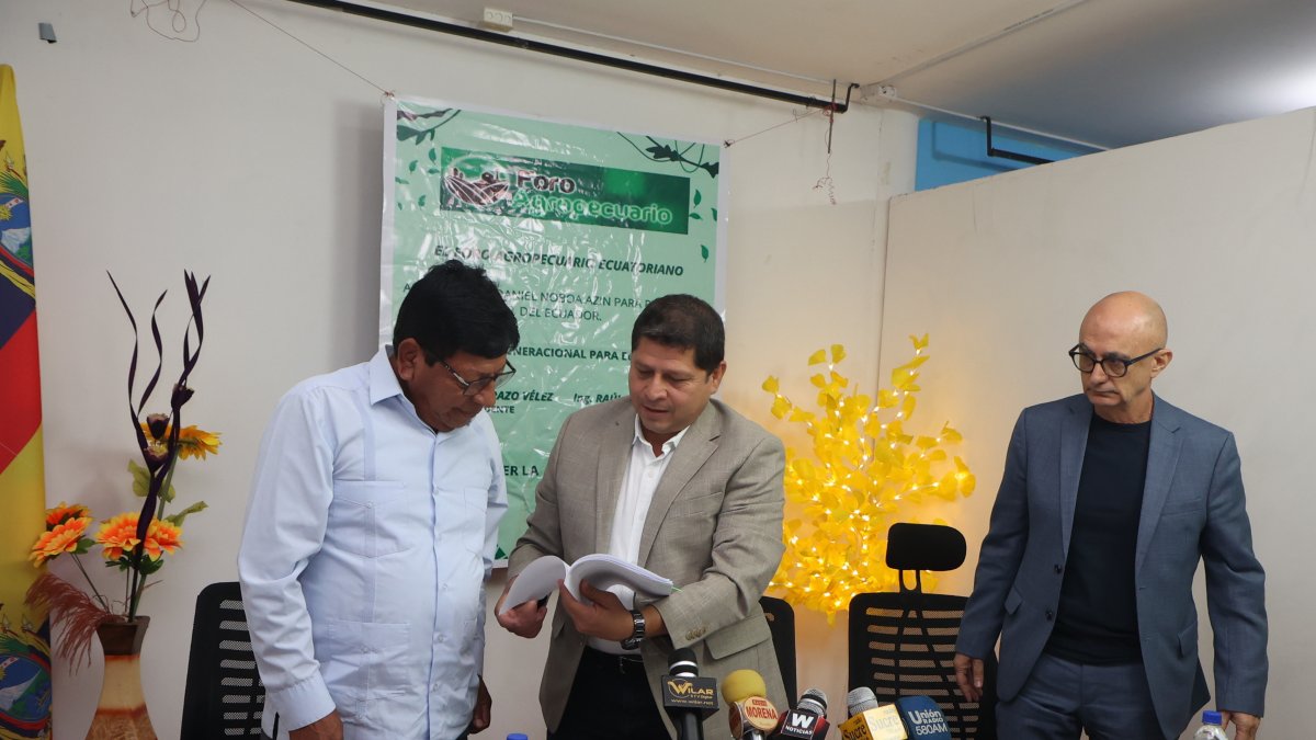 El ministro de Agricultura, Danilo Palacios, muestra documentos a Mauro Erazo, presidente de l Foro Agropecuario Ecuatoriano. A un costado Joseph Massoud, presidente de la Asociación Nacional de Café.