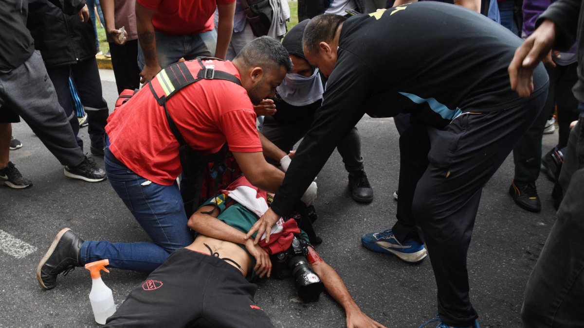 El fotógrafo Pablo Grillo es herido de gravedad durante una manifestación este miércoles, en Buenos Aires (Argentina).