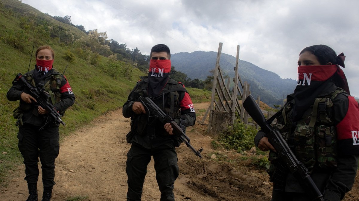 Catatumbo. Rebeldes del ELN hacen guardia en un camino rural.