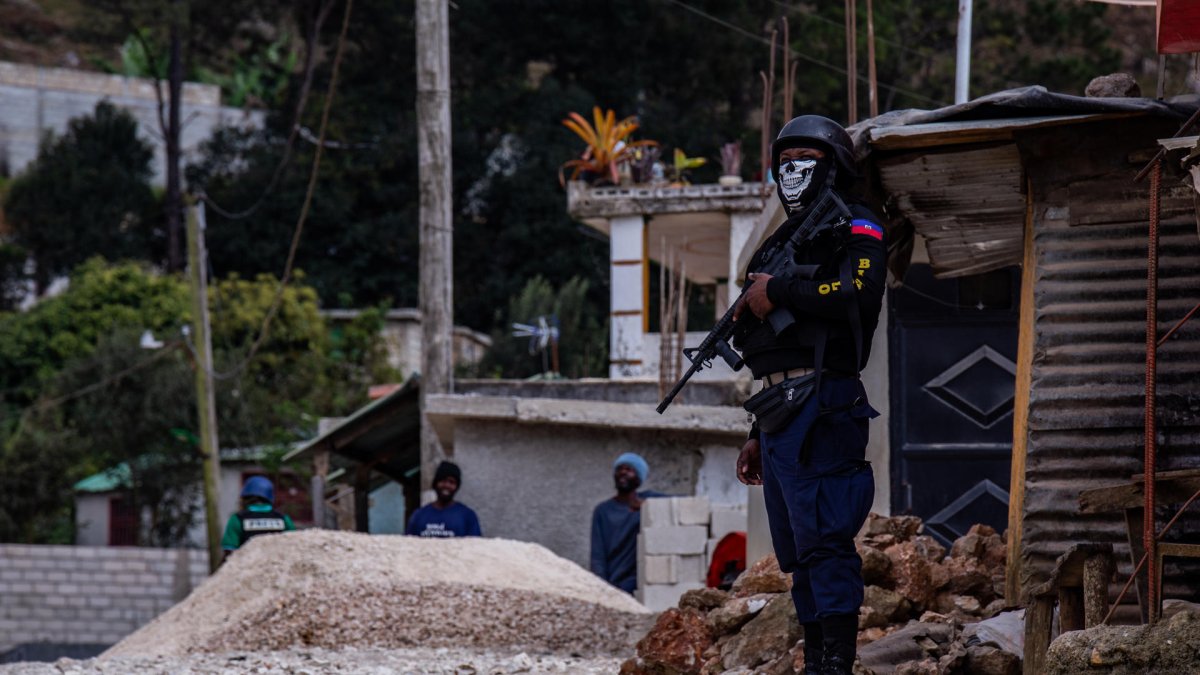 Un policía resguarda un barrio en Puerto Príncipe.