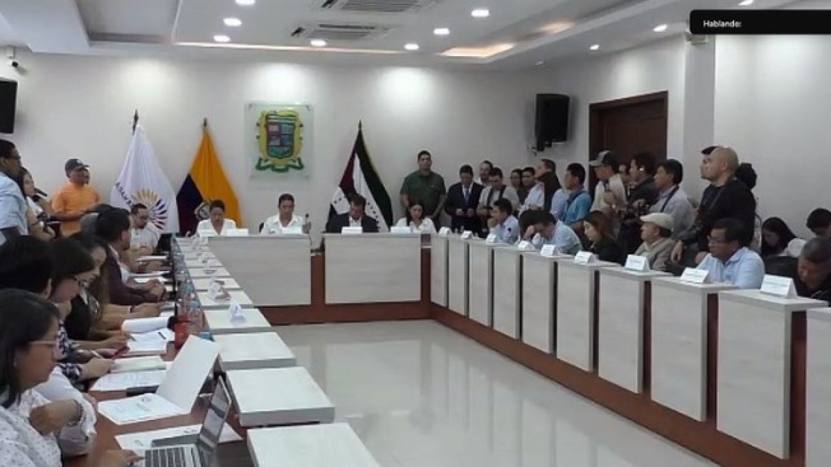 Prefectos y alcaldes de los Gobiernos Autónomos Descentralizados participaron en la sesión de la Comisión.