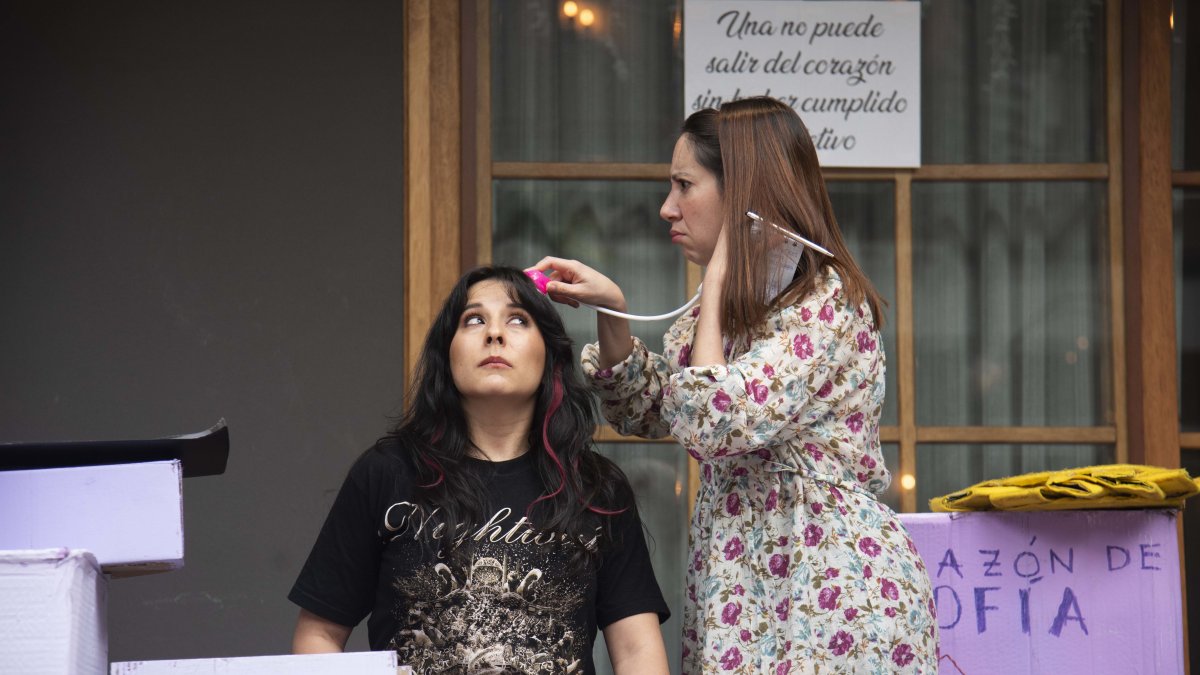 'Las mujeres (no) lloran ' es interpretada por Carla Yépez y Carolina Pérez Flor.