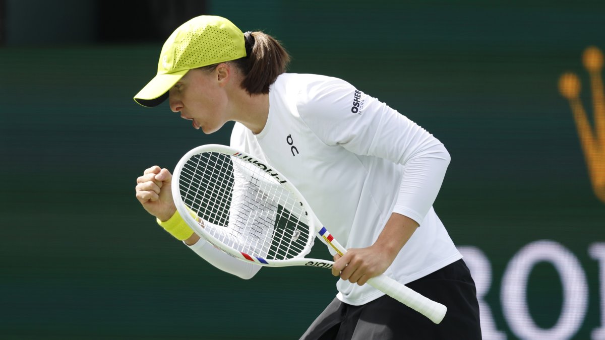 Iga Swiatek celebra tras vencer a la china Qinwen Zheng, quien le había ganado antes en los Juegos Olímpicos en la disputa por medalla.