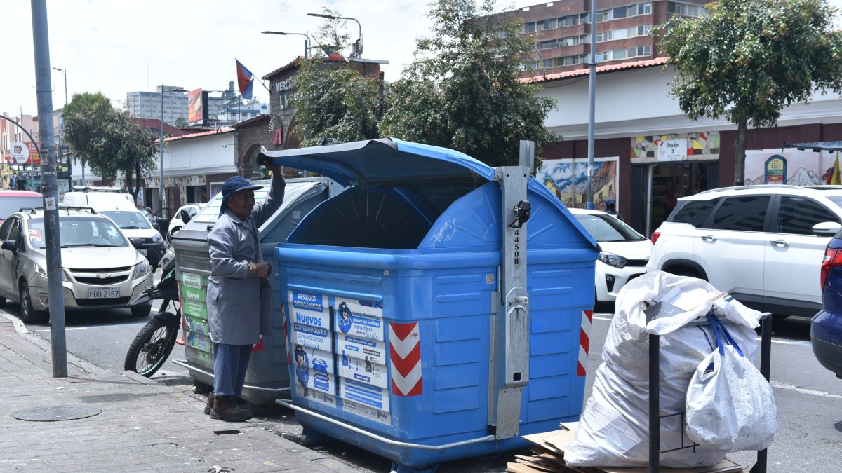 Los nuevos contenedores celestes fueron colocados en varios barrios de la ciudad, entre ellos La Mariscal.