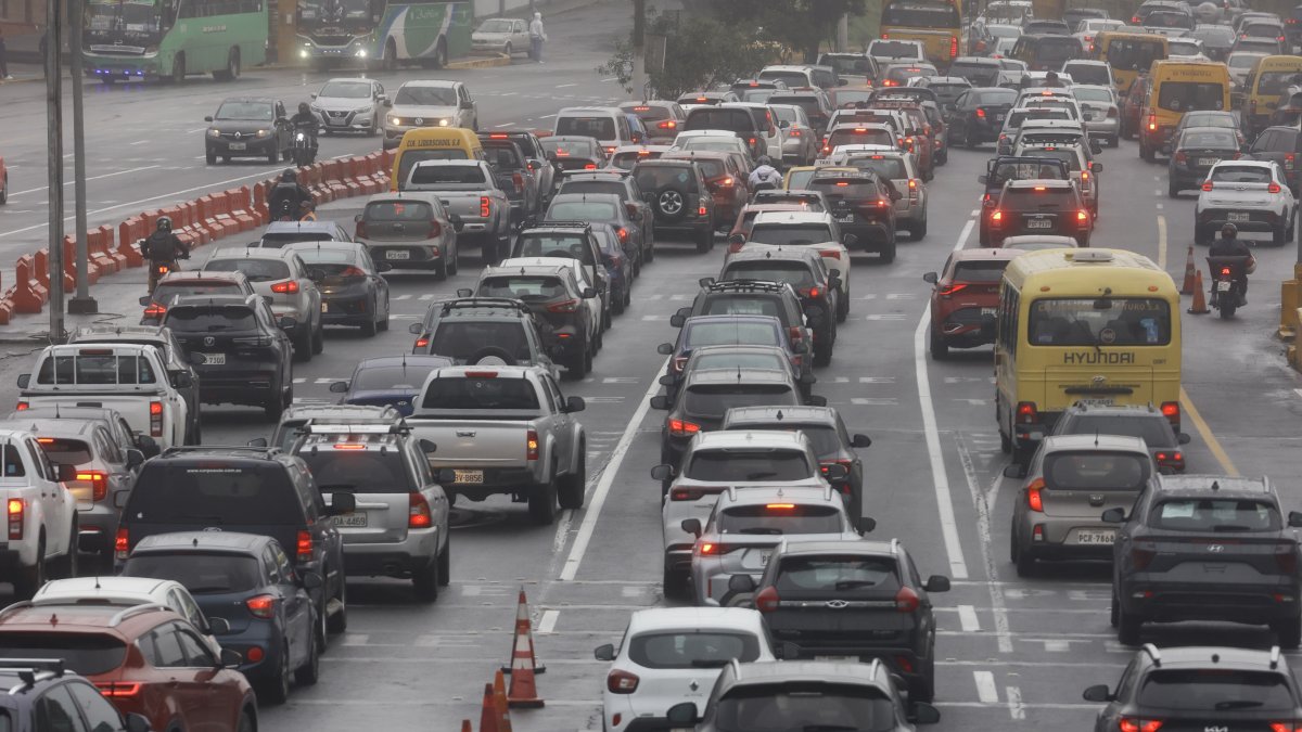 La medida vial se mantiene en la capital para mejorar la circulación de autos y motos