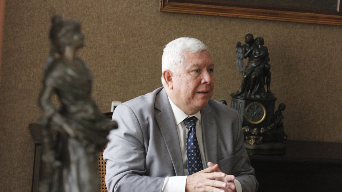 Fue ministro de Economía y Finanzas.. Es economista, graduado en la Universidad Católica de Guayaquil y máster en Economía Empresarial, por el INCAE, de Costa Rica.