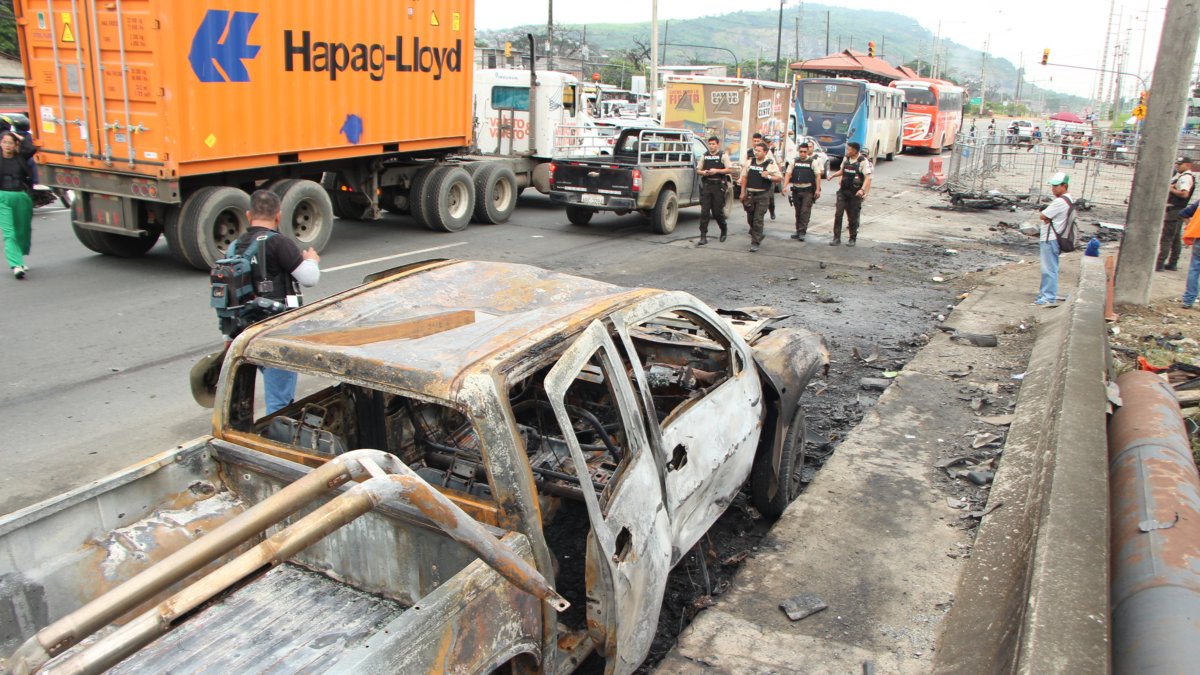 Así quedo la camioneta luego del incendio y posterior estallido que provocó una gran onda expansiva.