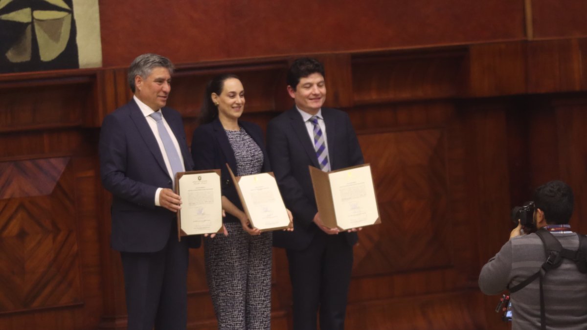 José Luis Terán (i), Claudia Salgado y Jorge Benavides durante su posesión como nuevos jueces de la Corte Constitucional.