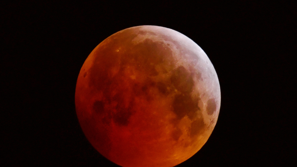 La razón por la que la Luna se torna roja es un fenómeno similar al que provoca los cielos azules y los atardeceres rojizos.