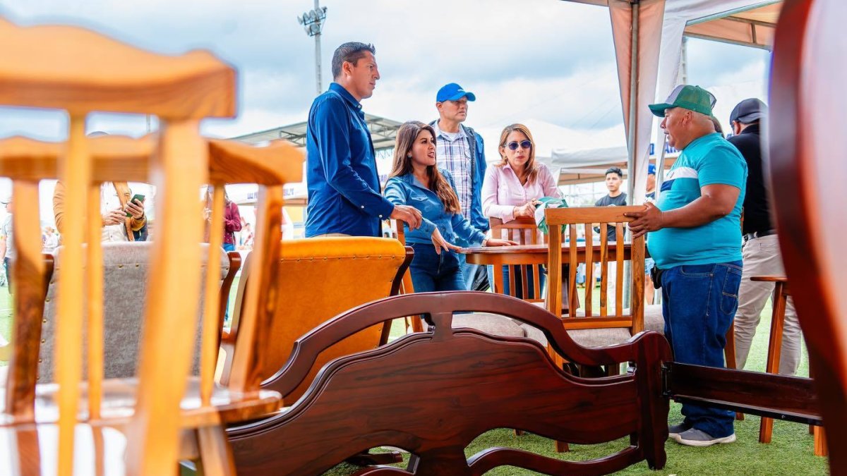 Los artesanos de Atahualpa son expertos en la elaboración de muebles en madera de guayacán.