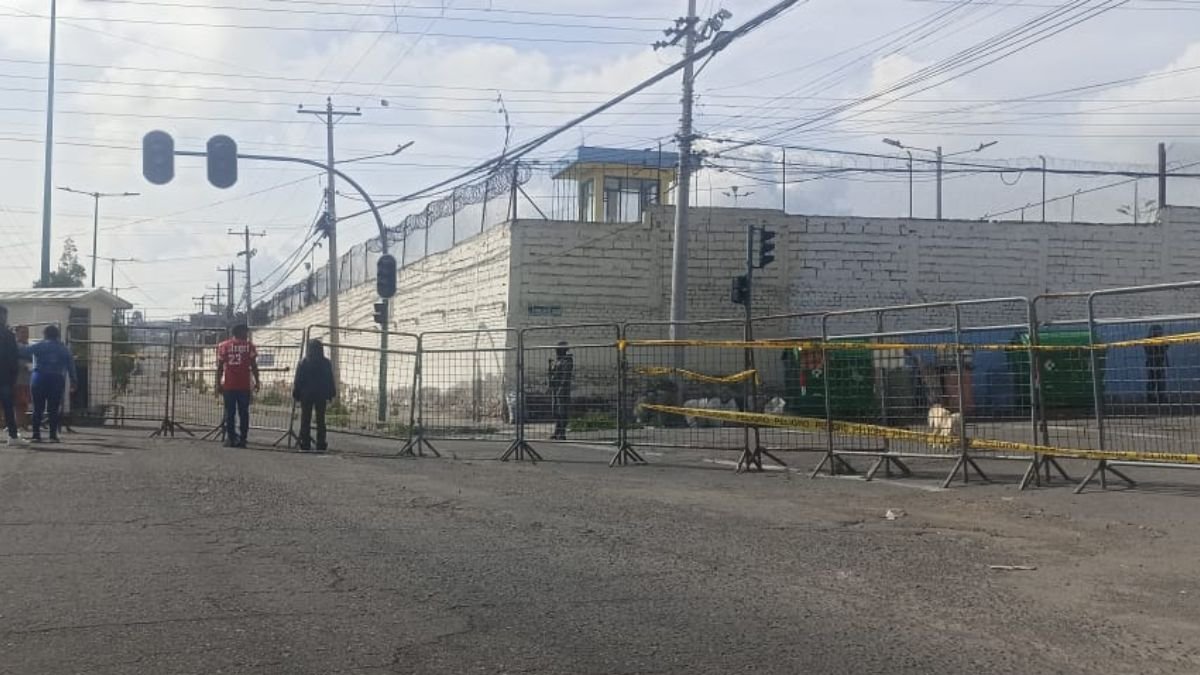 Los policías motorizados patrullan los alrededores de la cárcel de Ambato.